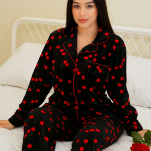 بيجامة كرز ازرار باللون الأسود