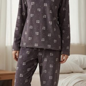 بيجامة بدون ازرار باللون النود