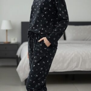 بيجامة بدون ازرار باللون الاسود