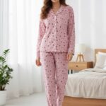 بيجامة باللون الزهر ازرار