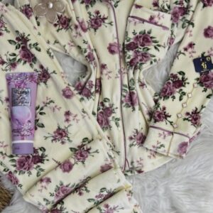 بيجامة ورد زهر باللون البيج ازرار