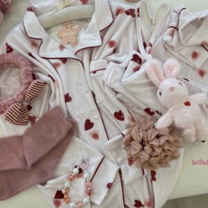 بيجامة باللون الأبيض قلوب