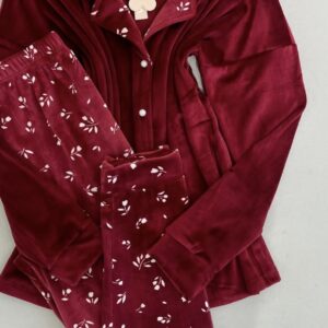 بيجامة ازرار باللون الاحمر والورد