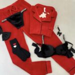 بيجامة باللون الأحمر ازرار