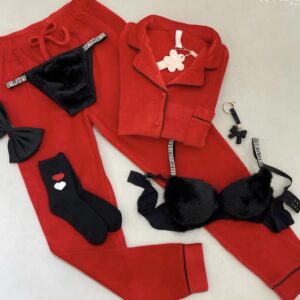 بيجامة ازرار باللون الاحمر