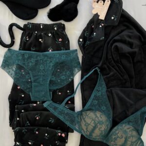 بيجامة باللون الأسود ازرار