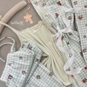 بيجامة باللون البيج مع الورد