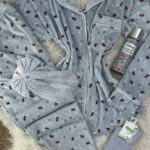 بيجامة باللون الأزرق ازرار